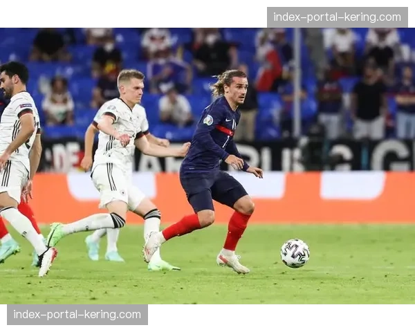 失利后,萨内独自留在场地内加练射门,神情凝重