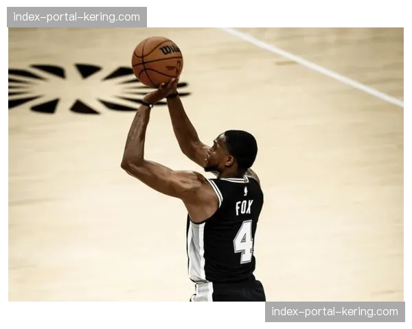 特写时刻：替补登场的老将约翰尼·塞克斯顿踢进制胜罚球，完成国家队告别战